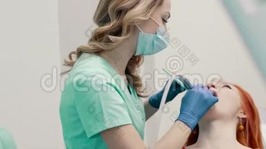 女牙医治疗牙齿病人妇女